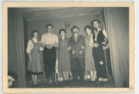 1957 - 001 - Theater 1957
ganz links im Bild Erna ScheckenbachBühne v.l.n.r: Rita Dürr, Edwin Dürr, Maria Ödamer geb. Fuchs, Oswald Reißmann, Hildegard Freitag geb. Fuchs, Lenhard Pfeufer